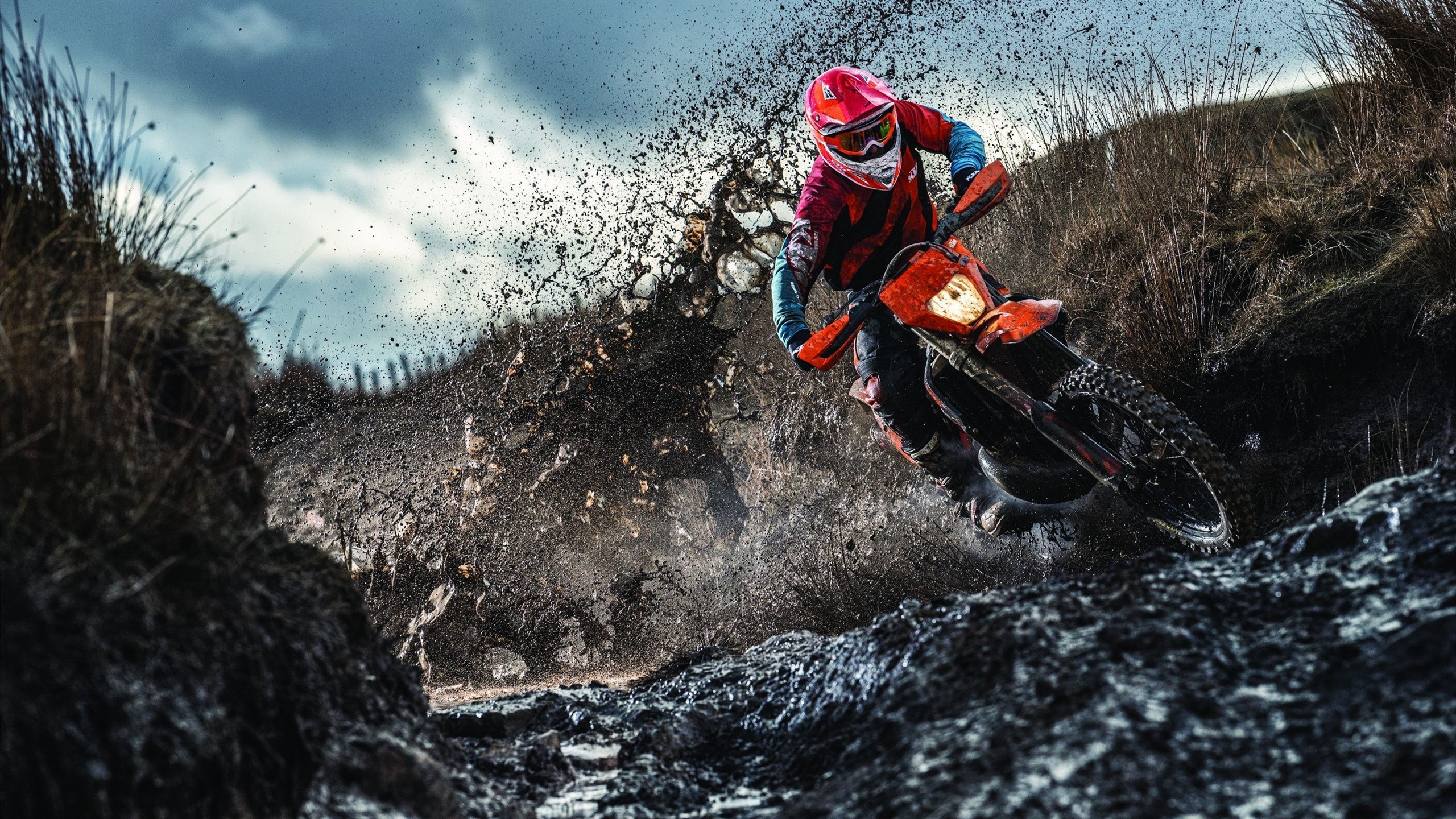 华体会网页登录-青春归来：退役球员重返赛场推动青训热潮，青春退队仪式